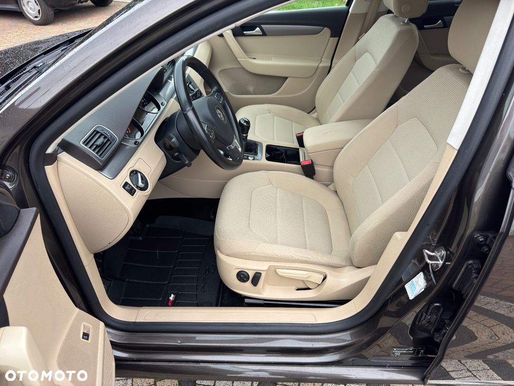 Volkswagen Passat - 30