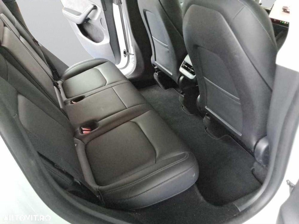 Tesla Model Y Long Range Dual Motor AWD - 8