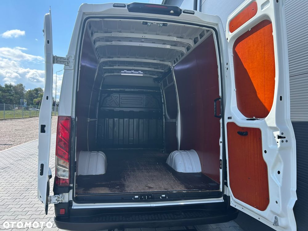 Iveco Daily 35C18 3.0 HPI L3H2 Średniak **Tylko 54tyś. km.**KLIMA**Hak 3,5t.**NA BLIŹNIAKACH**Sprowadzony**2018R** - 9