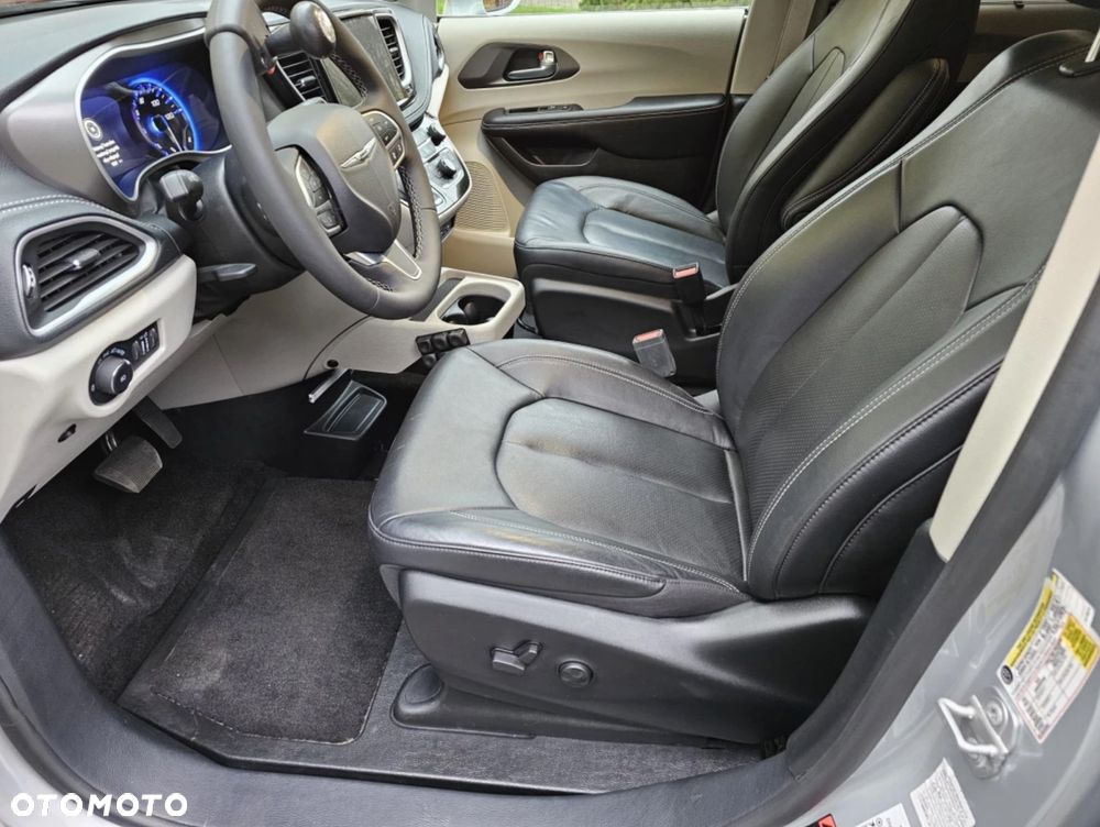 Chrysler Pacifica - 12