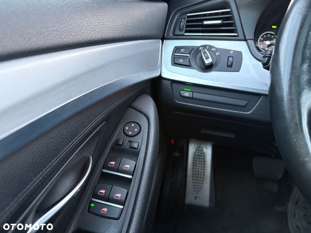 BMW Seria 5 525d Sport-Aut Modern Line - 19