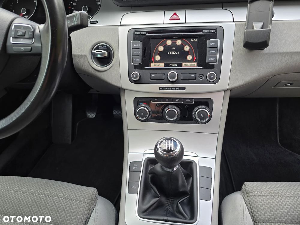 Volkswagen Passat 2.0 TDI DPF BlueMotion Technology Sportline - 32