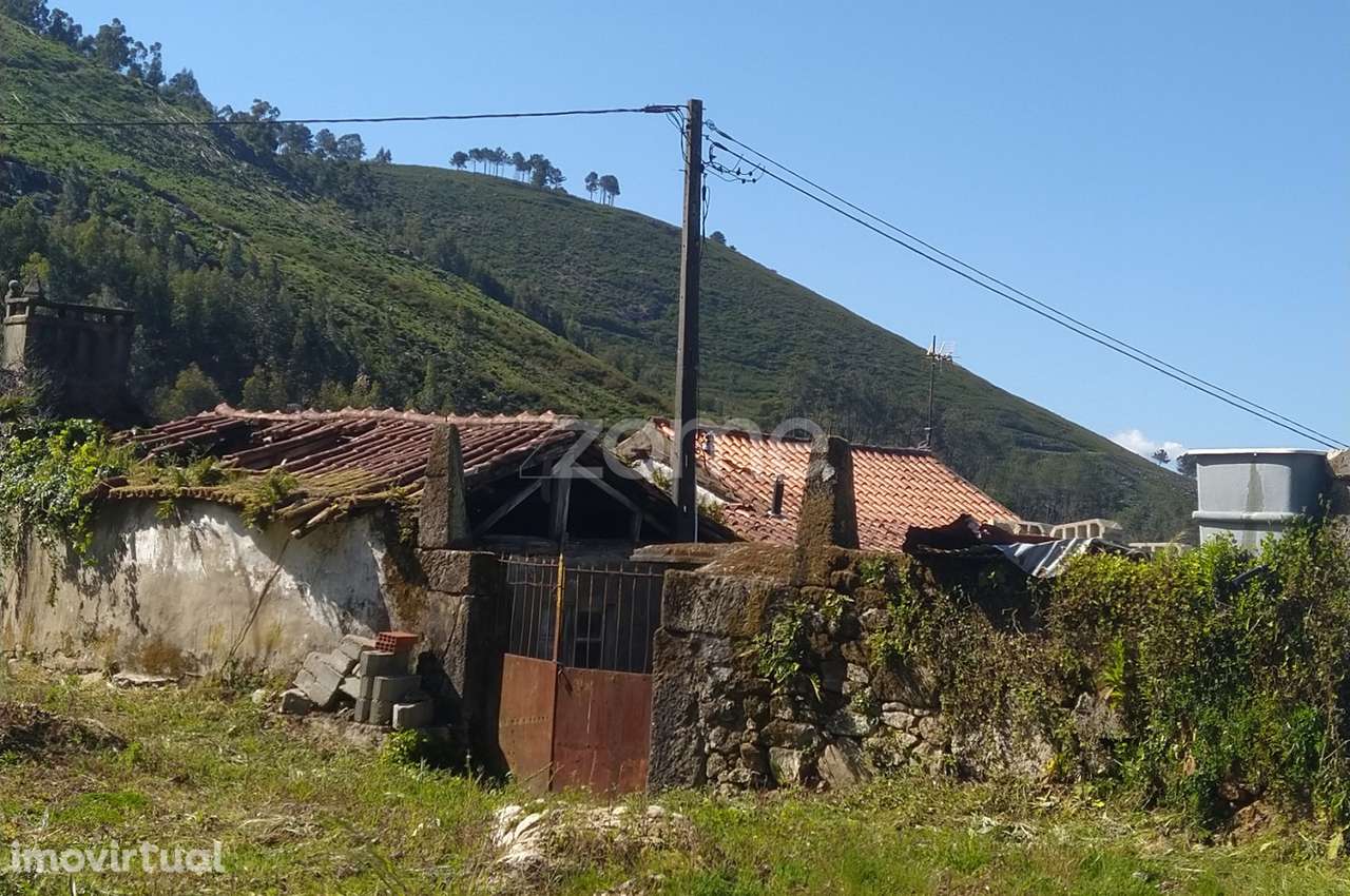 Moradia para reconstruir em terreno de 1.292 m2 com projeto - Grande imagem: 2/10