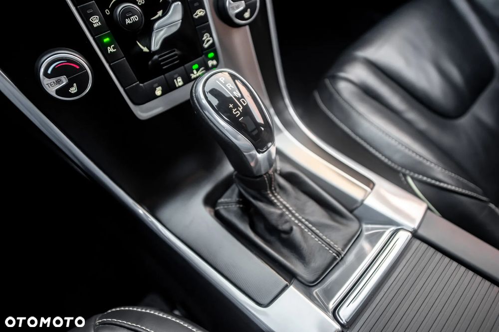 Volvo XC 60 D5 AWD R-Design Momentum - 30