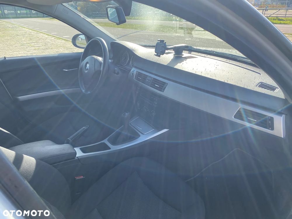 BMW Seria 3 318i Touring - 11