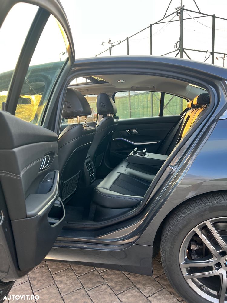 BMW Seria 3 320i Aut. Sport Line - 23