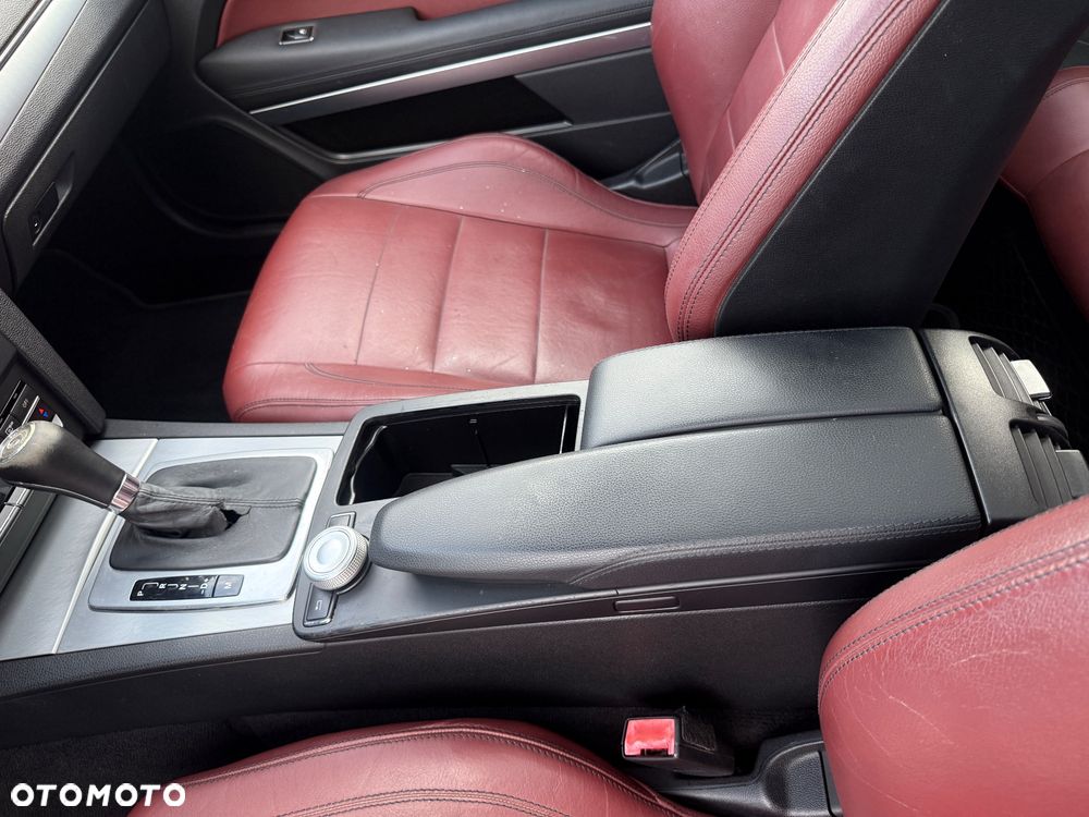 Mercedes-Benz Klasa E 300 BlueEFFICIENCY 7G-TRONIC Avantgarde - 26