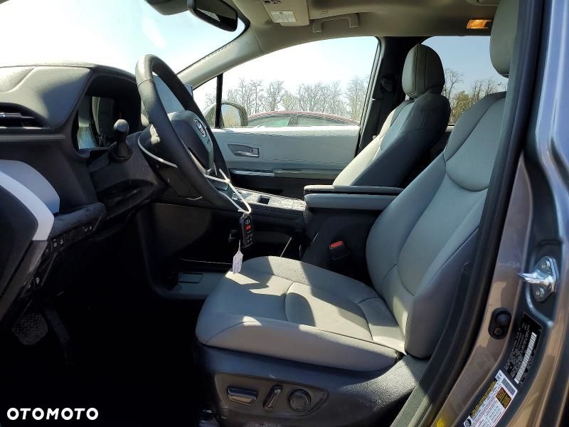 Toyota Sienna - 7