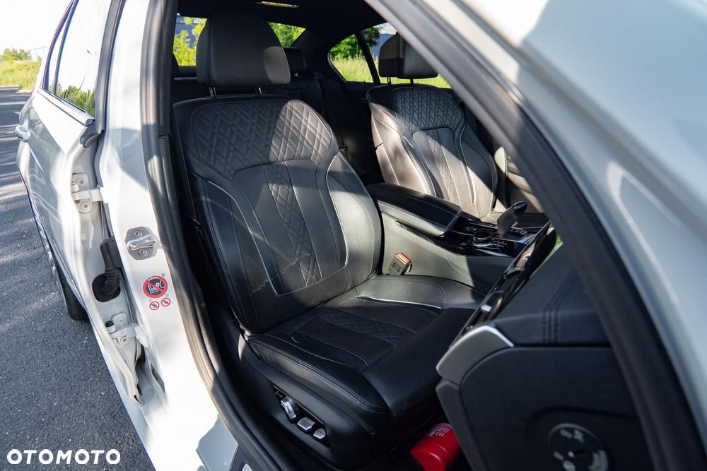BMW Seria 5 M550i xDrive sport - 16
