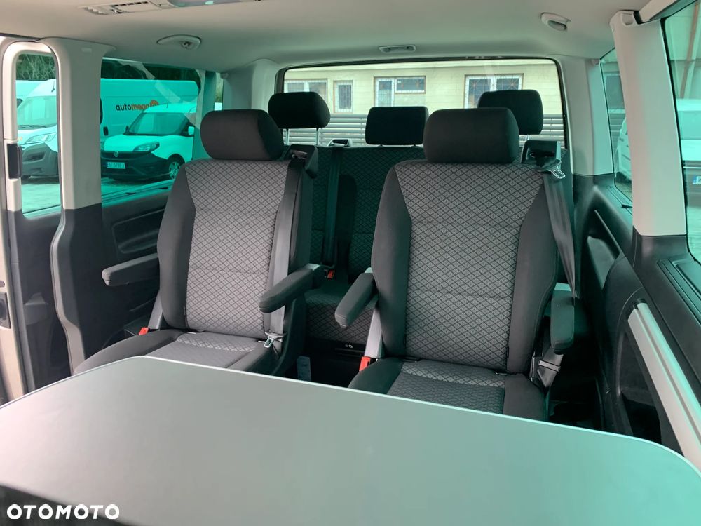 Volkswagen TRANSPORTER T6.1, DSG 4Motion, T6 4x4 plus reduktor napędów, Model BULLY MULTIVAN DELUX ORYGINAL, Światła LED, Fotele obracane kapitańskie, Dynamiczne zawieszenie komfortowe, 3 strefowa klimatyzacja, Felgi specjalne, Pakiet akustyczny, Stolik CAMPER - 35