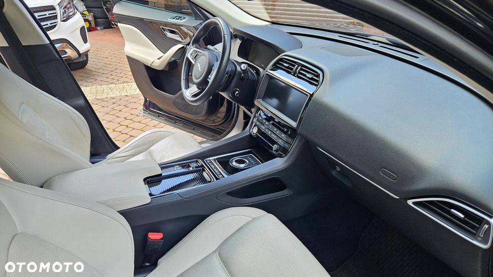 Jaguar F-Pace - 28