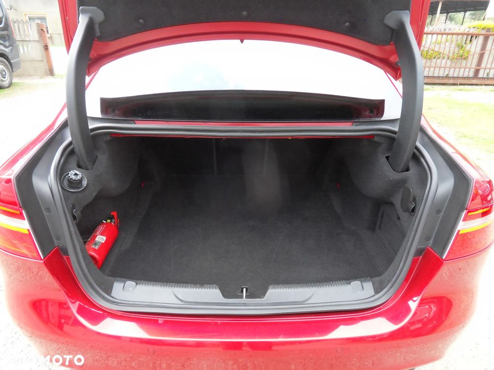 Jaguar XE E-Performance Pure - 9