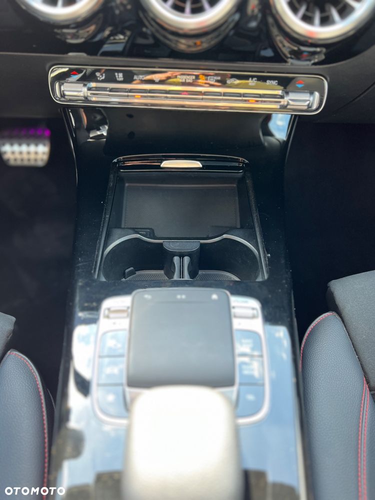 Mercedes-Benz Klasa A 220 4-Matic AMG Line 7G-DCT - 24