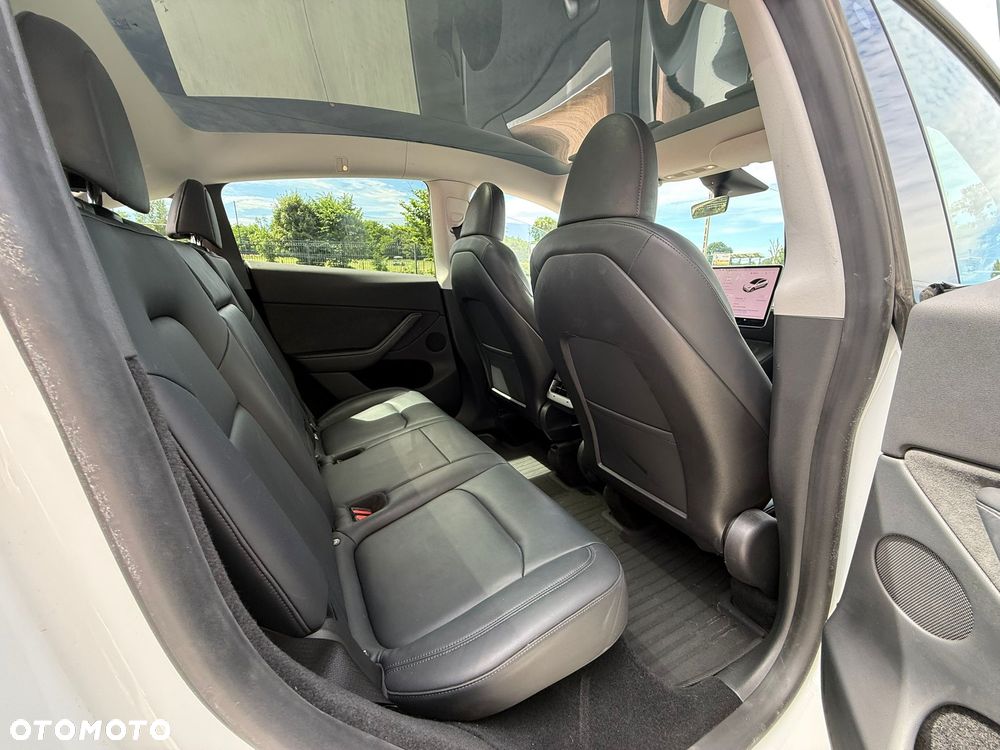 Tesla Model Y - 17