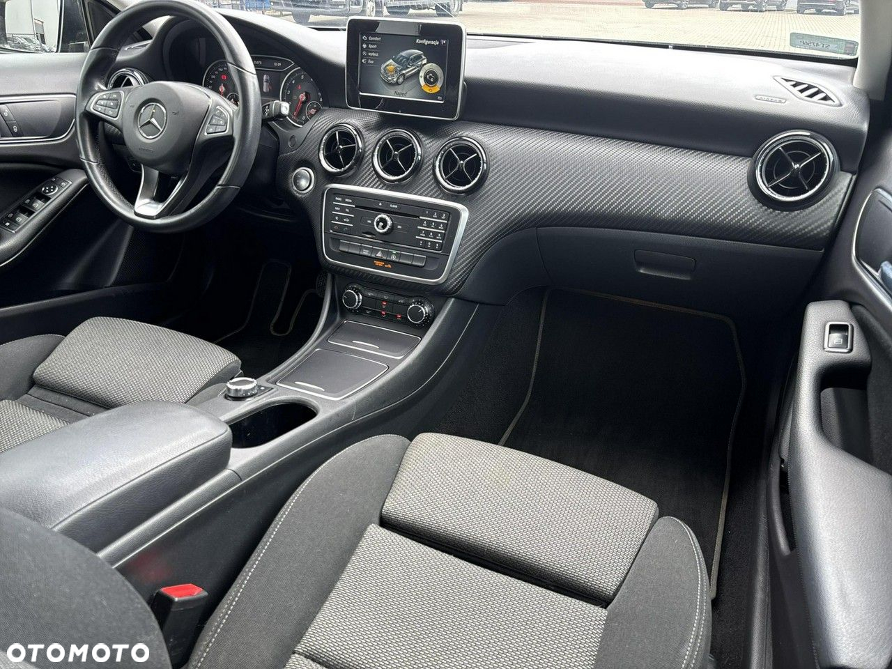 Mercedes-Benz GLA 180 7G-DCT - 16