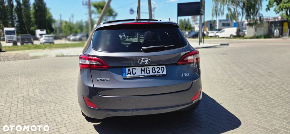 Hyundai i30 blue Kombi 1.6 GDi YES Gold - 12