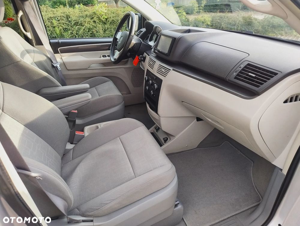 Volkswagen Routan - 18