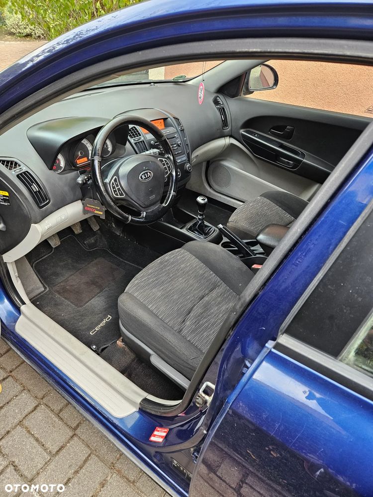 Kia Ceed - 11
