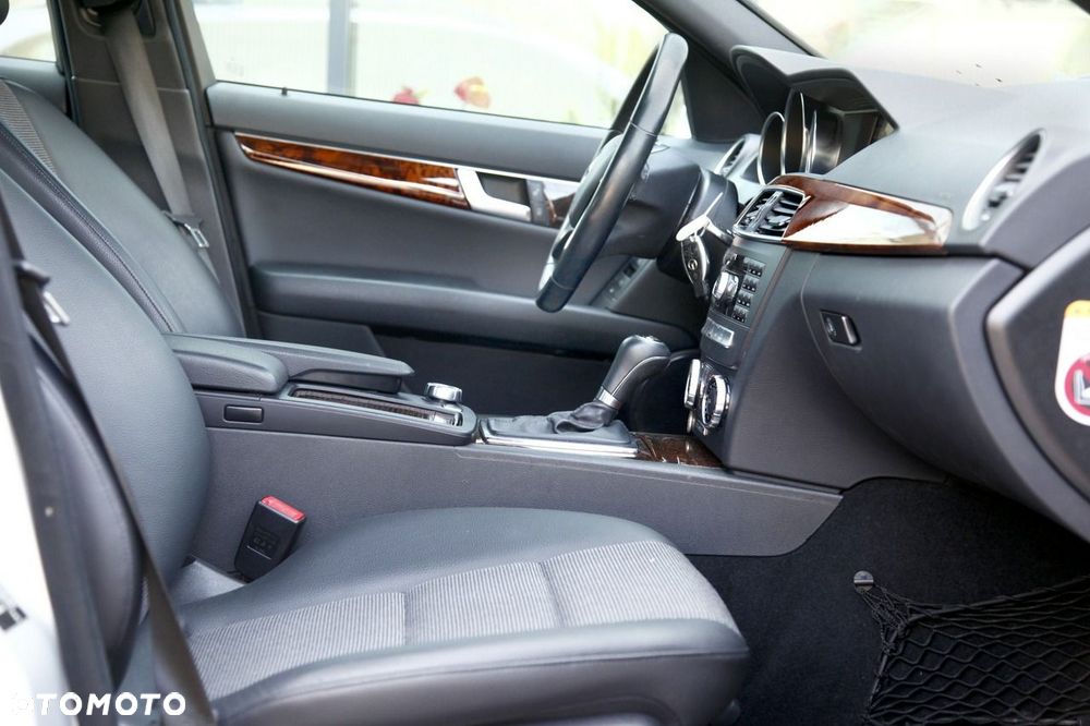 Mercedes-Benz Klasa C 180 BlueEFFICIENCY 7G-TRONIC Elegance - 11