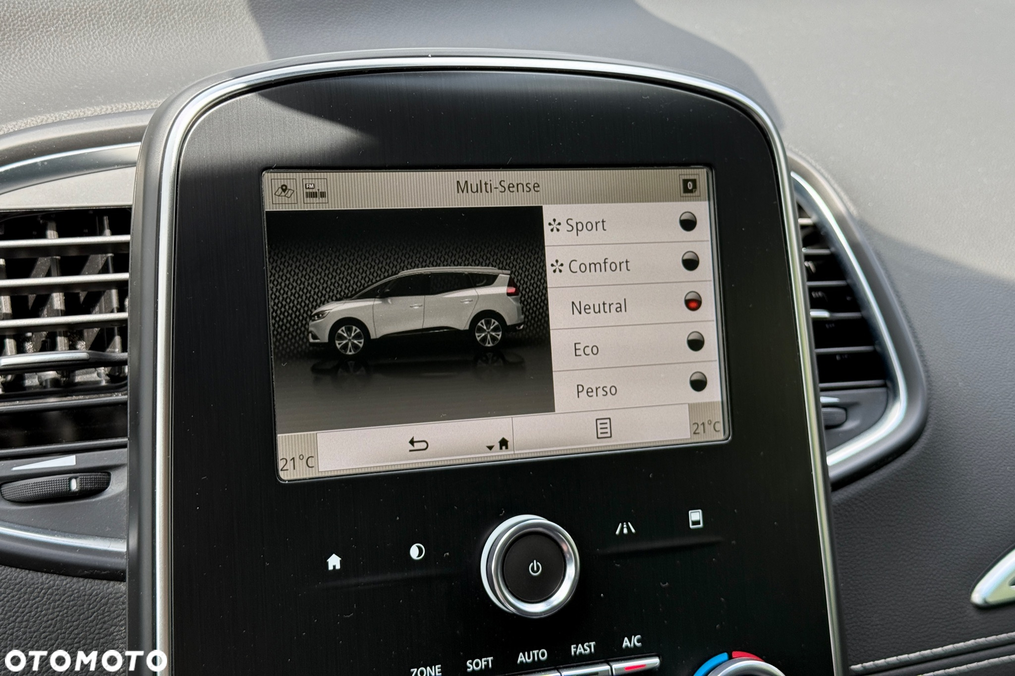 Renault Grand Scenic - 25