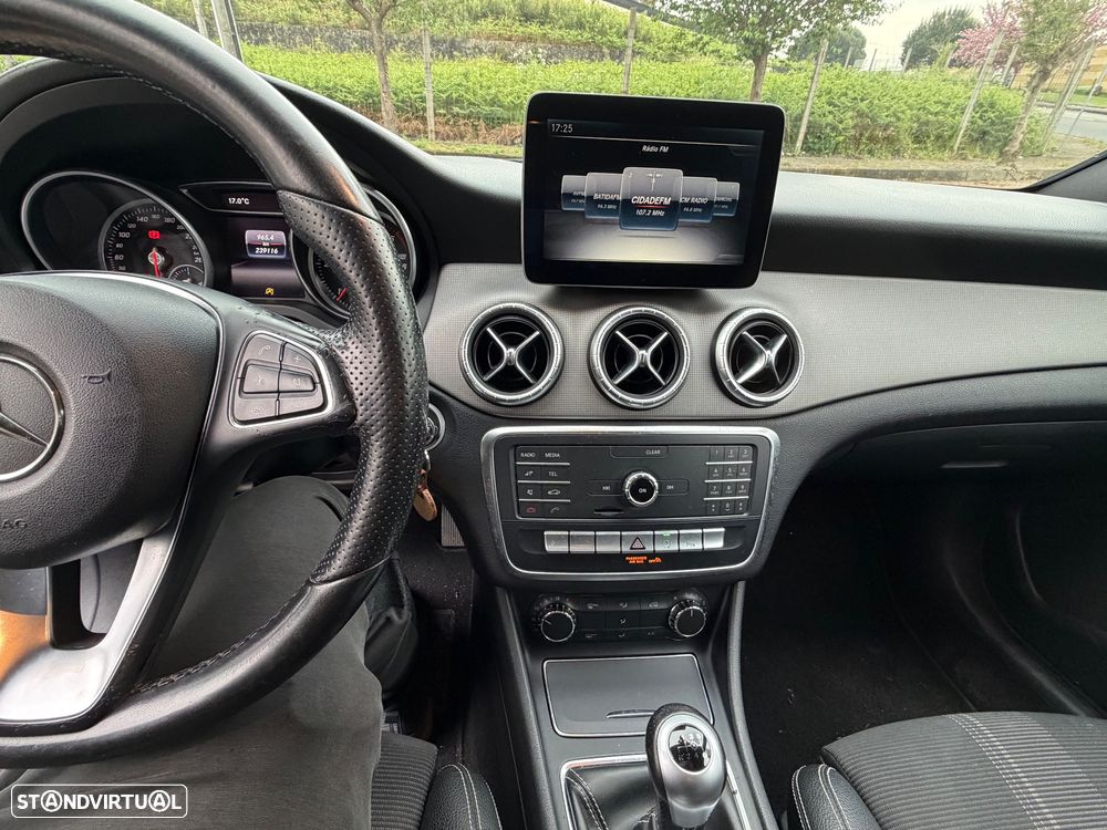 Mercedes-Benz CLA 180 d Shooting Brake - 13