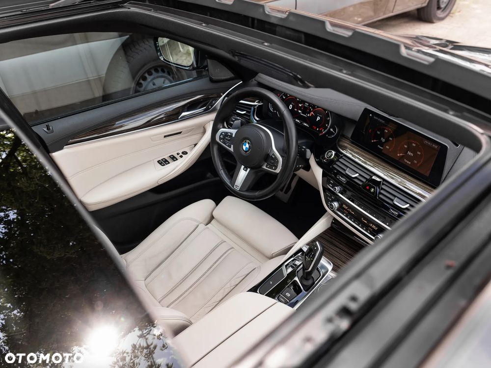 BMW Seria 5 M550i xDrive - 35