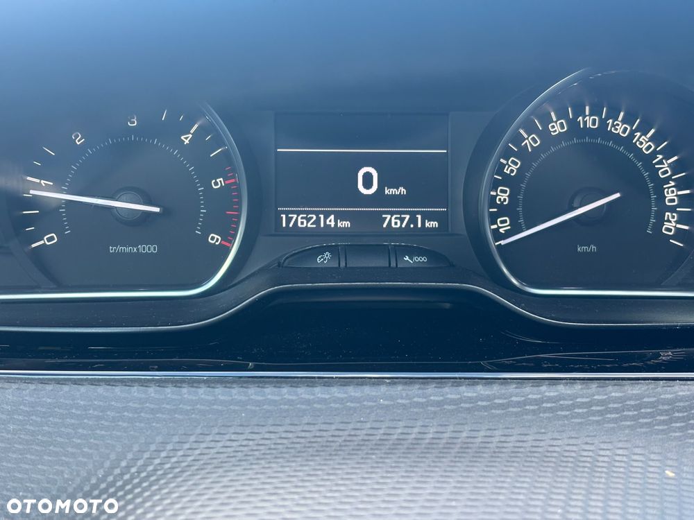Peugeot 208 - 12