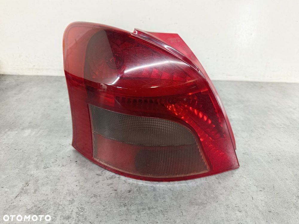 LAMPA TYLNA LEWA TOYOTA YARIS II  KOITO HATCHBACK - 1