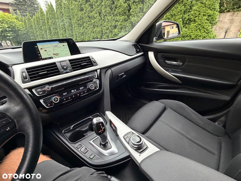 BMW Seria 3 320d Efficient Dynamic Edition Sport Line - 32