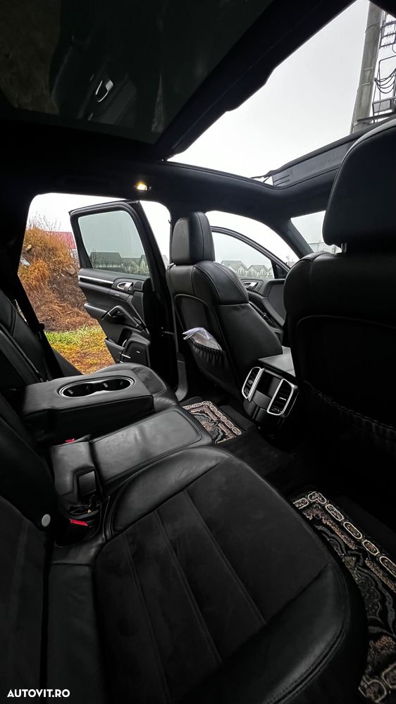 Porsche Cayenne 3.0 L - 12