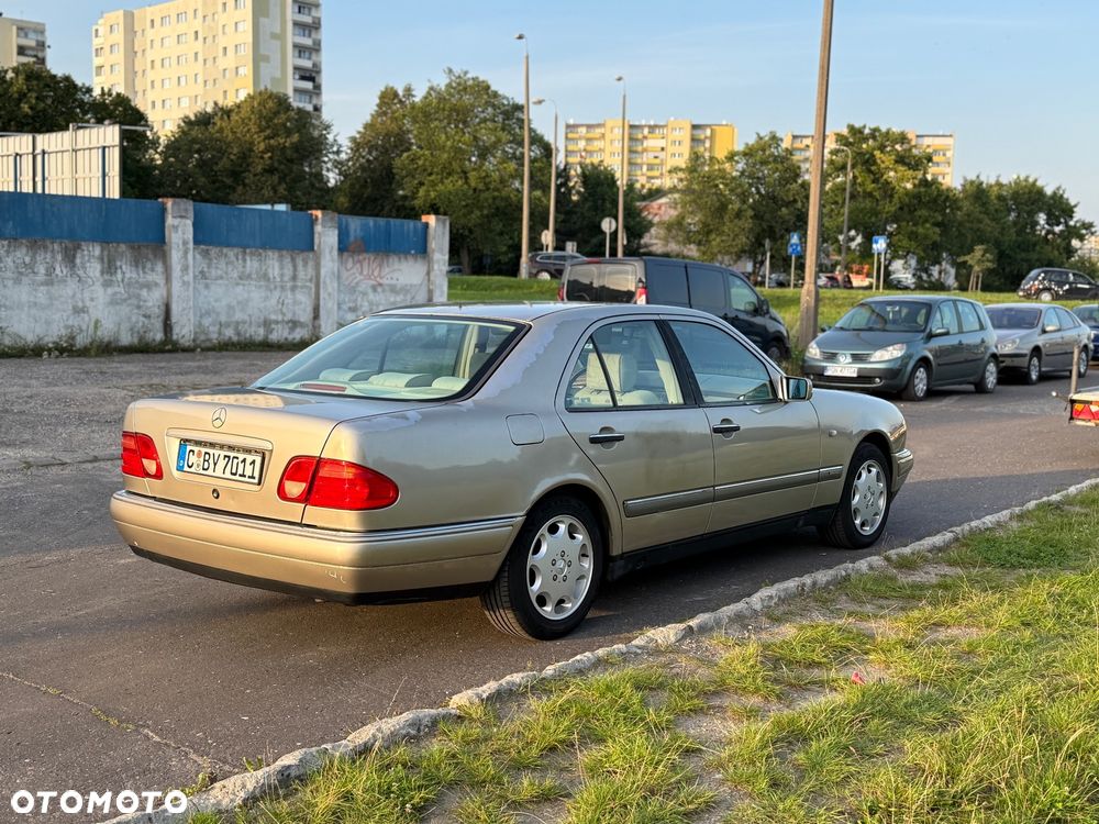 Mercedes-Benz Klasa E 280 4-Matic Elegance - 4