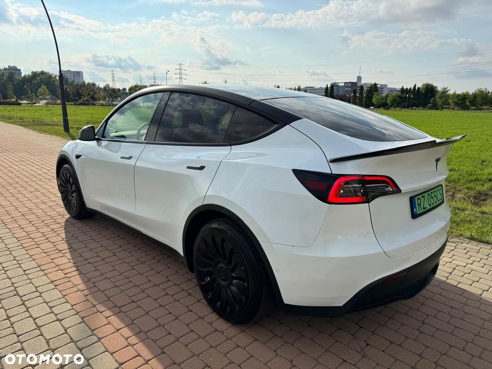 Tesla Model Y - 5