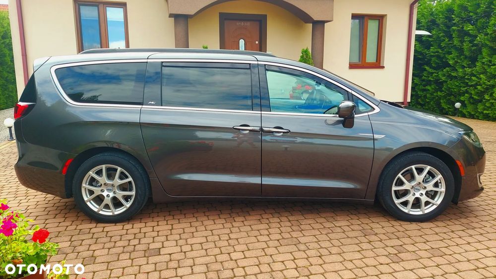 Chrysler Pacifica - 17
