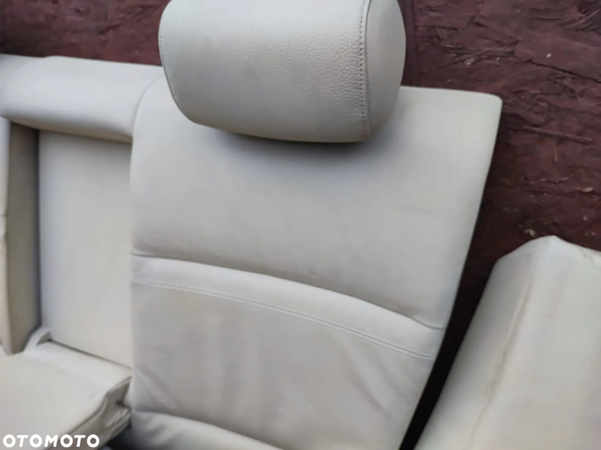 BMW E92 / E92 LCI. ORYGINALNY KOMPLET KANAPA TYŁ SKÓRA ( KOL. DAKOTA CREAMBEIGE ) + PODŁOKIETNIK Z CUP HOLDEREM. O NR: 6 972 943 / 6 972 940 / 6 972 935 OEM. W BARDZO DOBRYM STANIE TECHNICZNYM. - 13