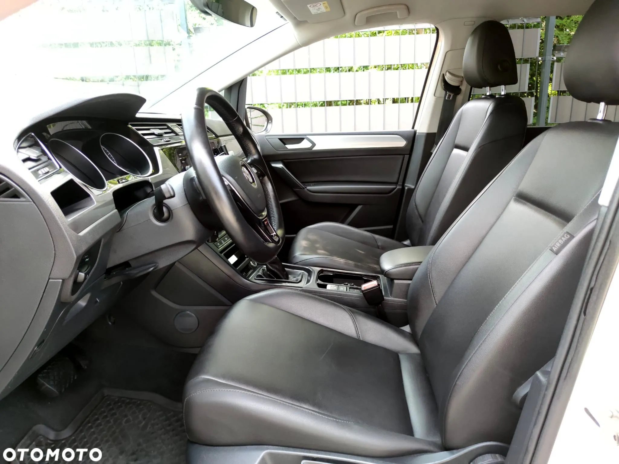 Volkswagen Touran - 22