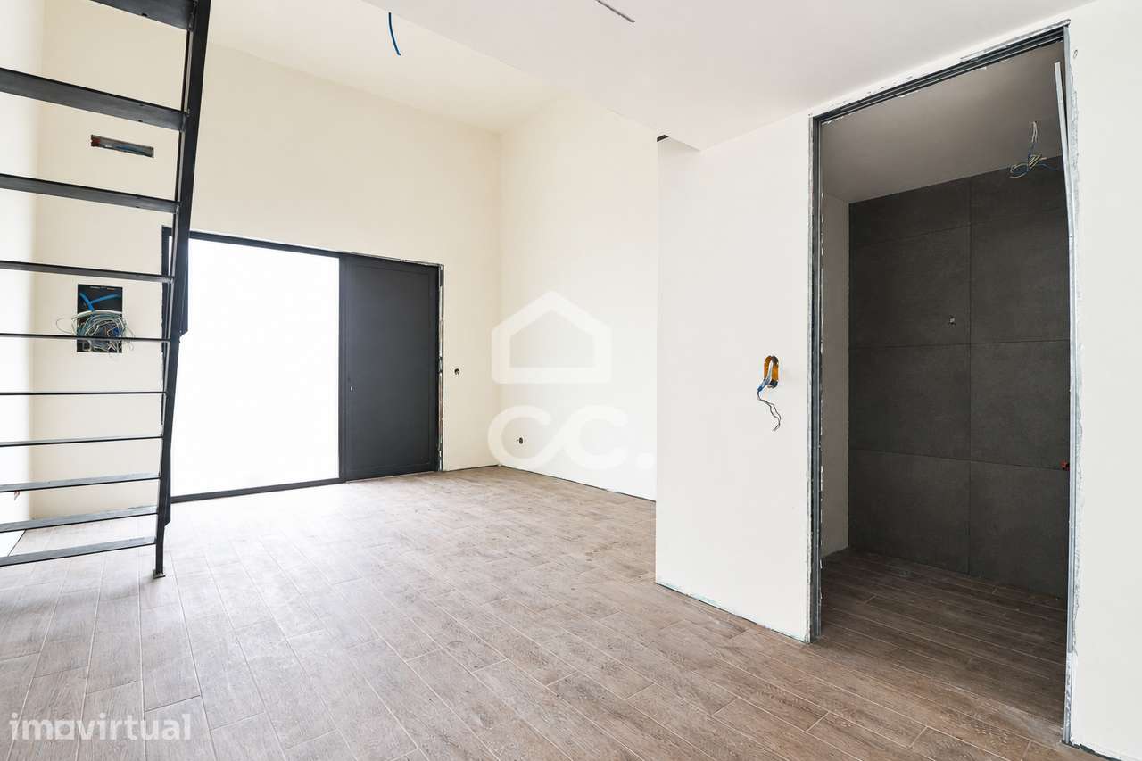Loft com Mezzanine, Deck Exterior e Carregamento para Veículos Elétric - Grande imagem: 5/6