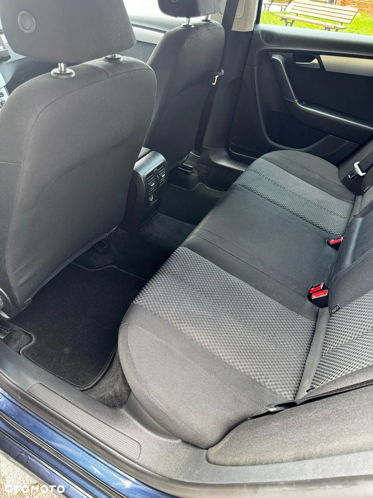 Volkswagen Passat - 16