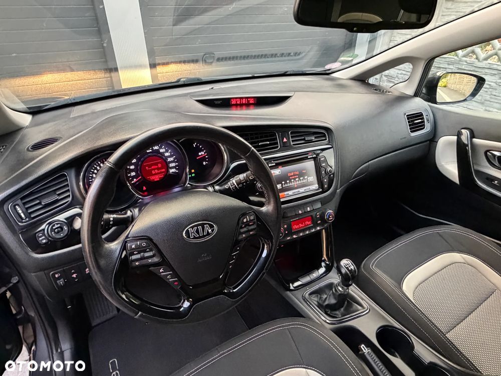 Kia Ceed 1.6 GDI Dream Team Edition - 14