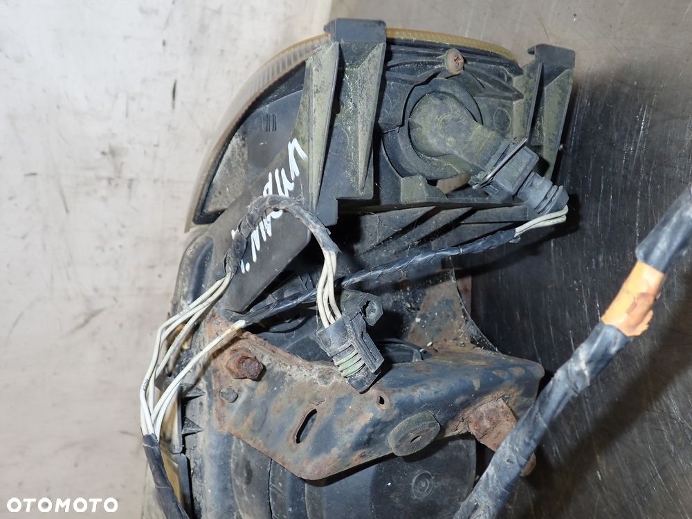 LAMPA PRAWA PRZEDNIA RENAULT MIDLUM 4.1 - 4