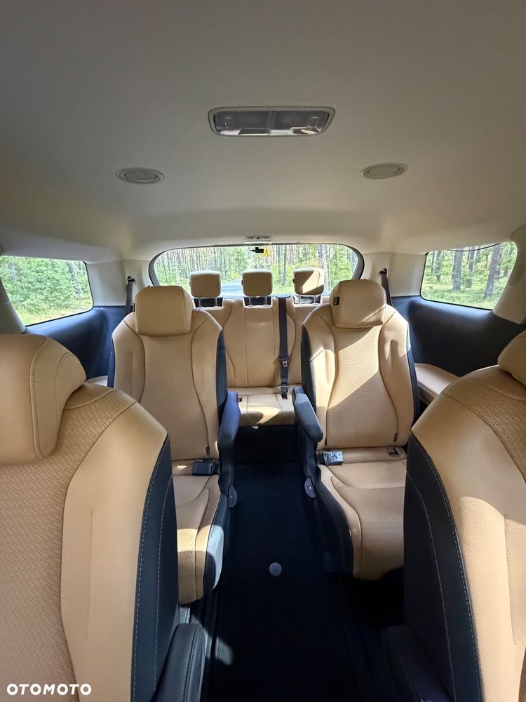 Kia Carnival - 32