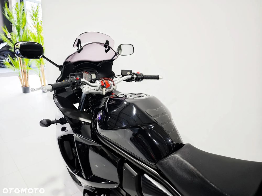 Suzuki GSX - 16