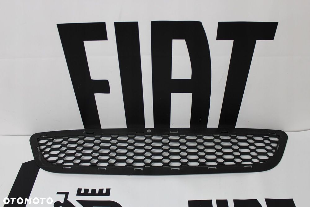 KRATKA ŚRODKOWA PRZEDNIEGO ZDERZAKA FIAT FREEMONT 55000809AB - 1