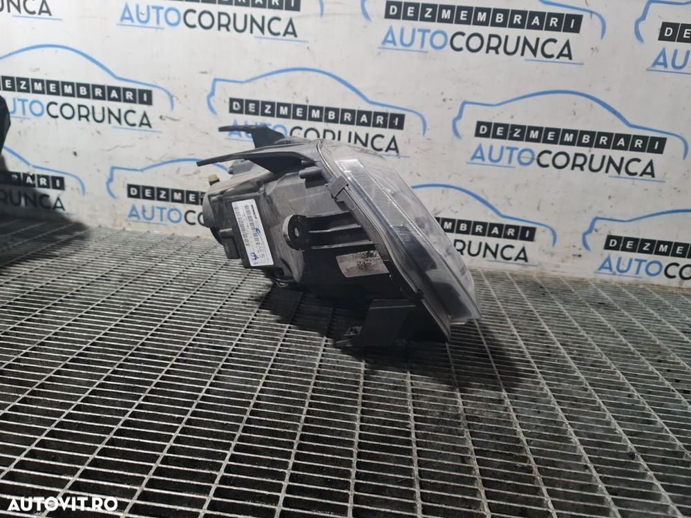 Far Stanga Dacia Duster II 2018 - 2021 SUV 4 Usi (1318) Fara xenon - 2