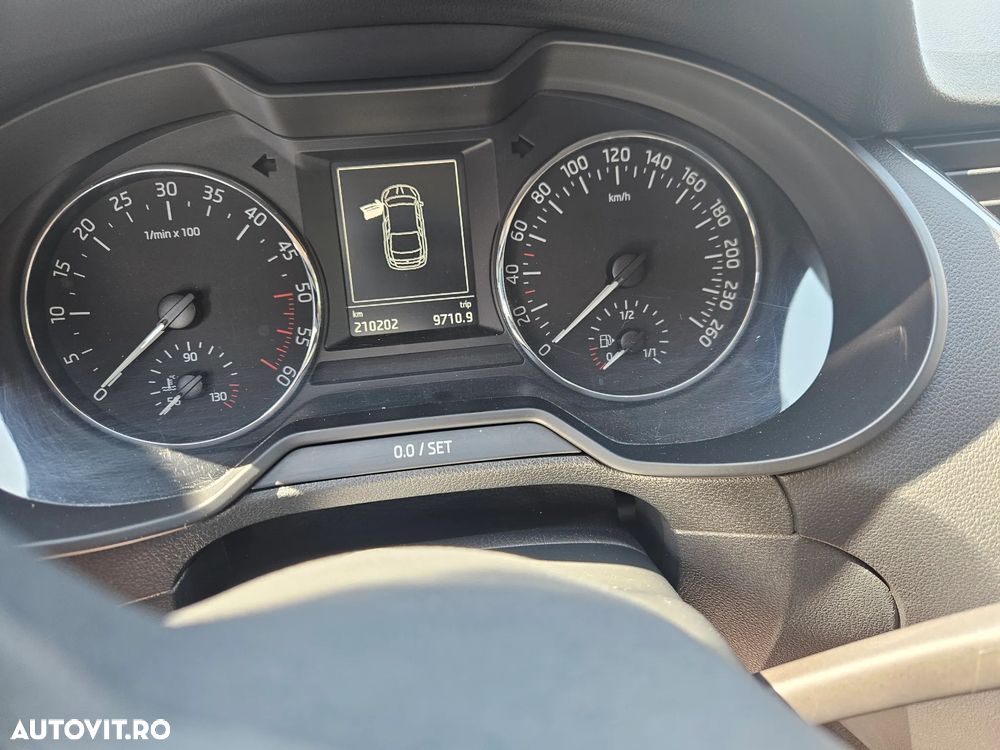 Skoda Octavia 1.6 TDI DSG Ambition - 8