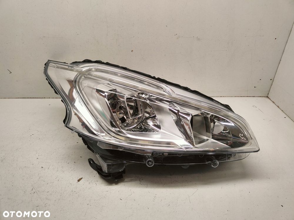 pegeot 208 gtd lampa prawy przód - 1