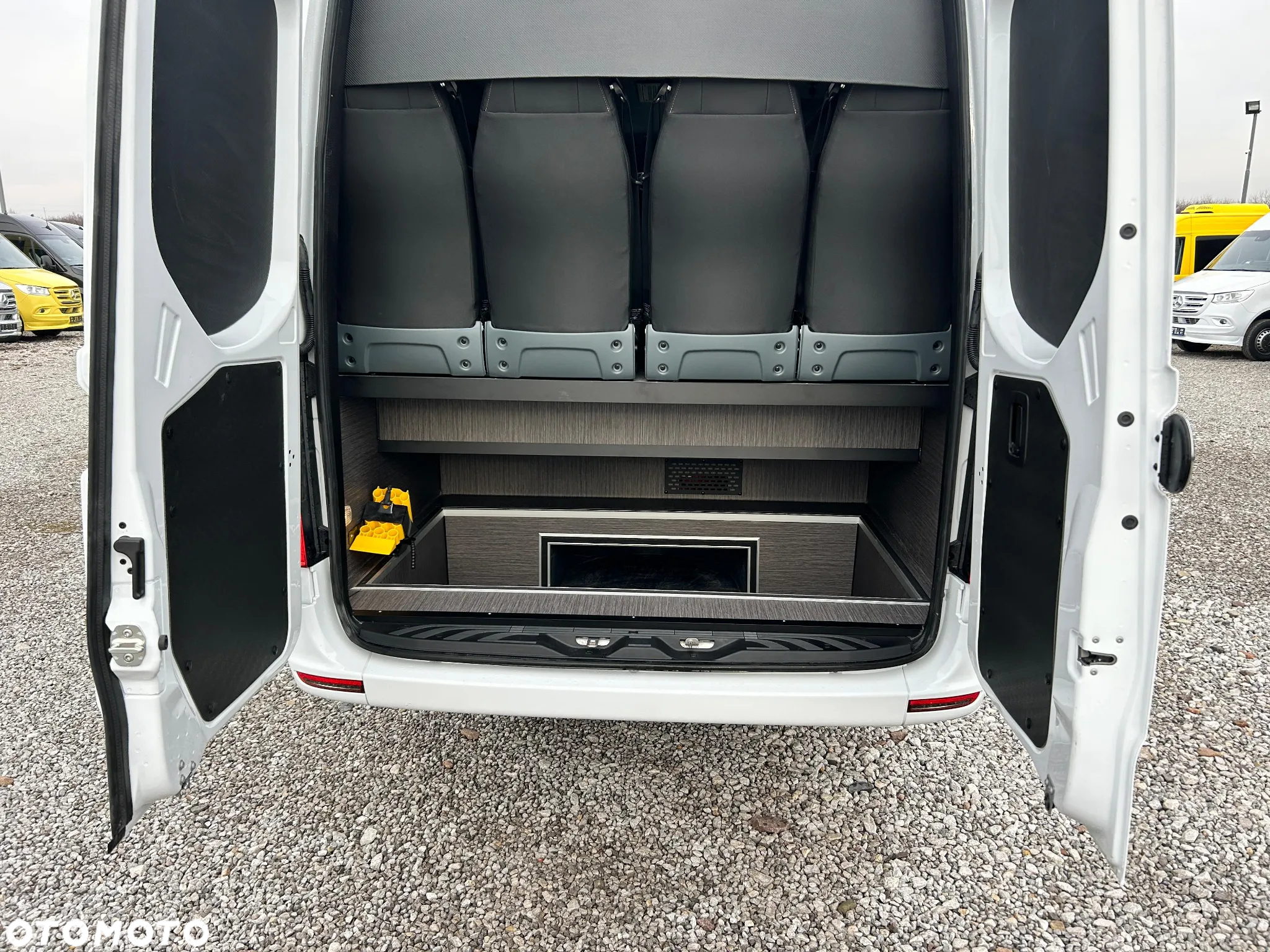 Mercedes-Benz Sprinter 517 - 8