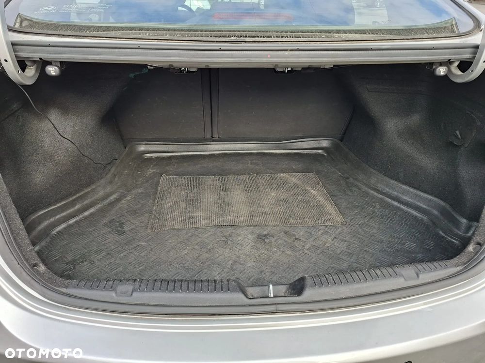 Hyundai Elantra 1.6 Classic + - 8