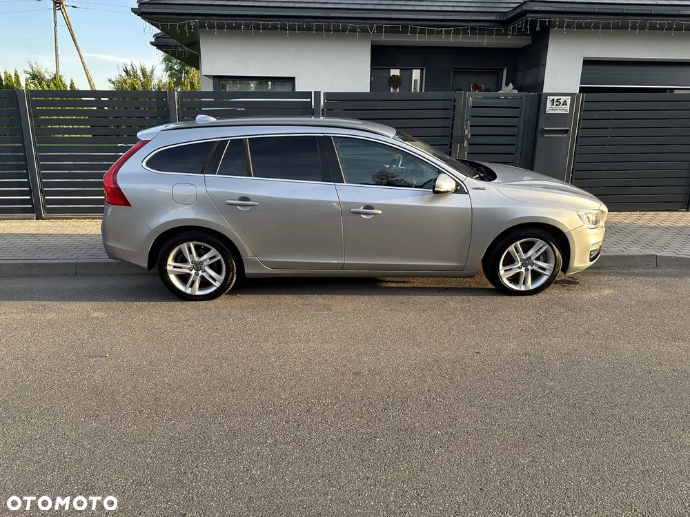 Volvo V60 D6 AWD Plug-in Hybrid Summum - 4