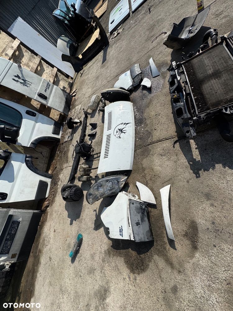 Fiat ducato 3 wysoki maxi biały 2. itd  Drzwi tył prawe lewe tylnie -500zl sztuka  drzwi przednie prawe lewe -500 zł kompletne sztuka  Lusterko prawe lewe 200 zł sztuka  Błotnik przedni prawy lewy -250 sztuka  Podszybie 150zl  Zbiorniczek spryskiwaczy 150 sztuka  Obudowa filtra powietrza filtr -200zl  Zbiorniczek płynu chłodzącego  -100 Maska  -250  Pas przedni z choodnicami -900zl  Serwo -100 Zderzak przód przedni  450 zł  Nadkole 100zł  Belka przod przednia -250 - 5