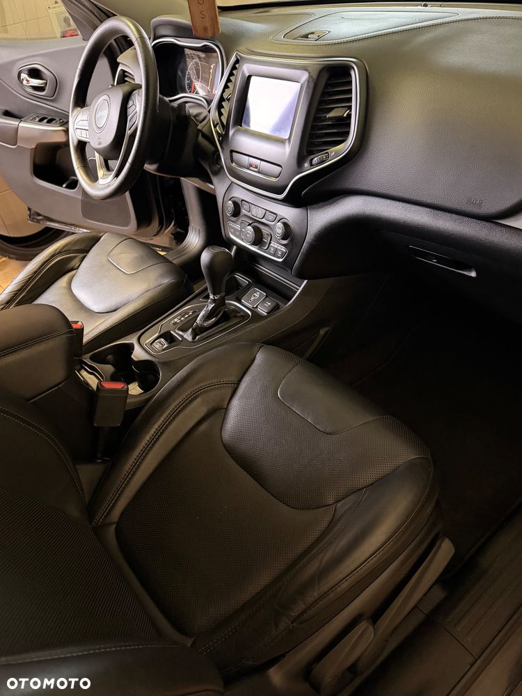 Jeep Cherokee - 25